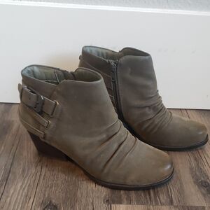 Baretraps Boots Green Sz 6